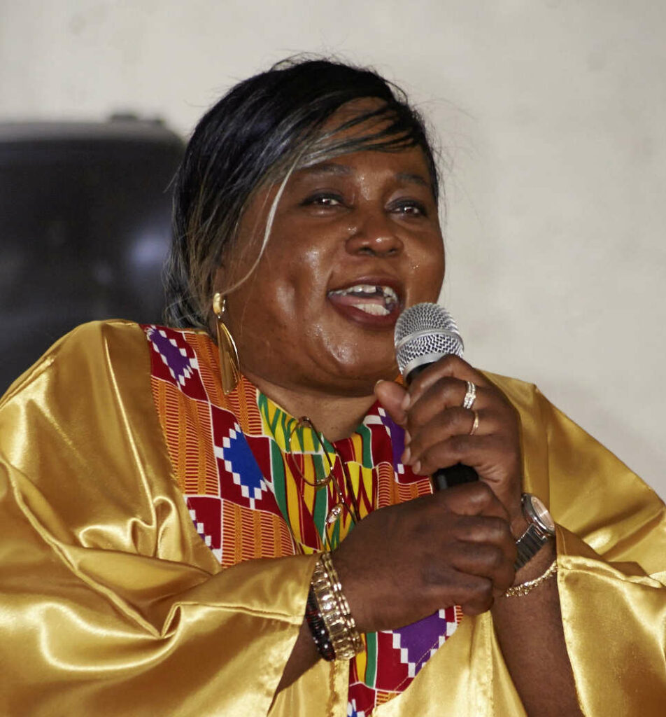 Photo de la fondatrice de Bana Mboka en train de chanter durant un concert