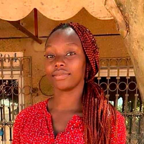 Karlirne, jeune étudiante, souhaite poursuivre ses études de Génie Logiciel au Togo