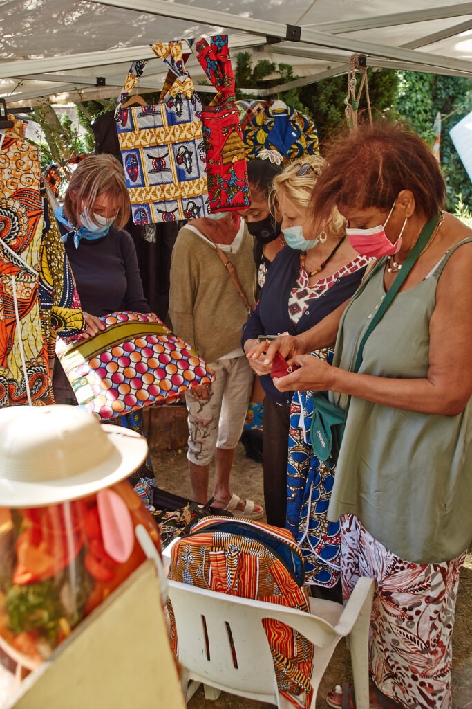 De nombreux visiteurs autour d'un stand d'artisanat africain lors d'une brocante organisée par Solidarité Soboyo