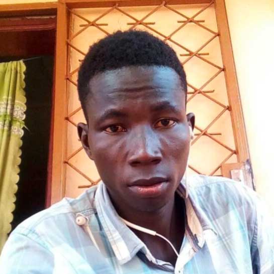 Adolphe est un jeune étudiant souhaitant poursuivre ses études supérieures au Togo. Il souhaite devenir banquier spécialisé dans la microfinance.