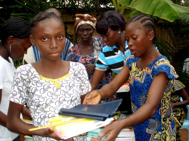 Jeune fille de l'association Soboyo durant distribution de matériel scolaire