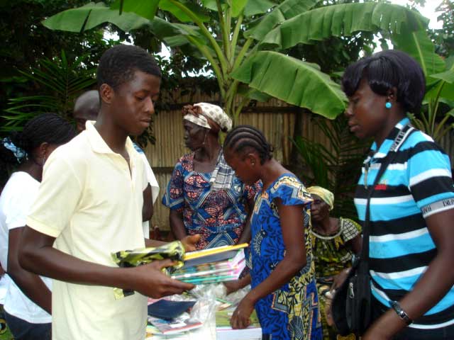 Jeune étudiant durant une distribution de matériel scolaire