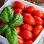 Photographie de tomates et de basilic annonçant la vente de plants de légumes par l'association Solidarité Soboyo